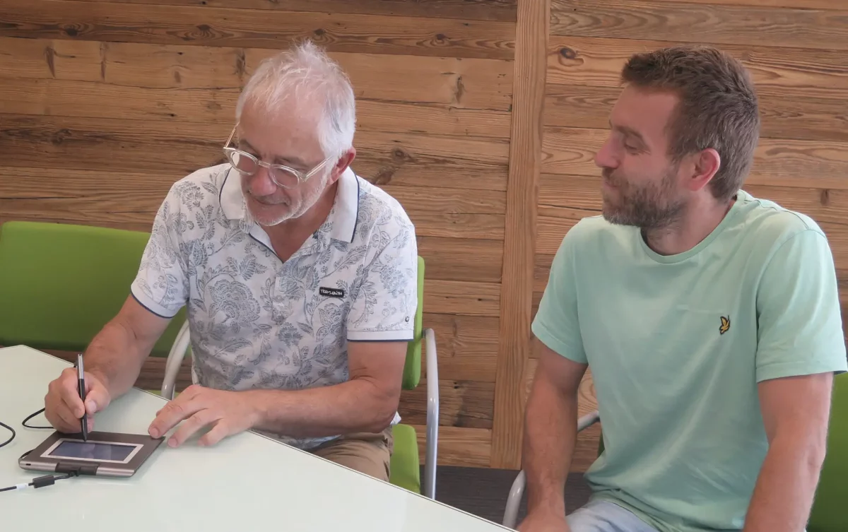 Guy Pourchet, secrétaire adjoint du Bureau du Conservatoire, et Simon Guillaume, maire de Voillans, lors de la signature de l'ORE le lundi 7 juillet 2024 chez le notaire ©M. Amman