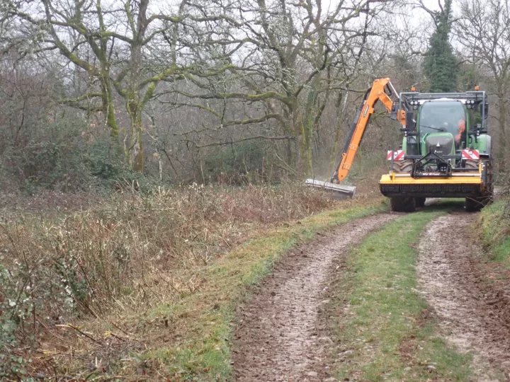 Débroussaillage avant la pause de clôtures
